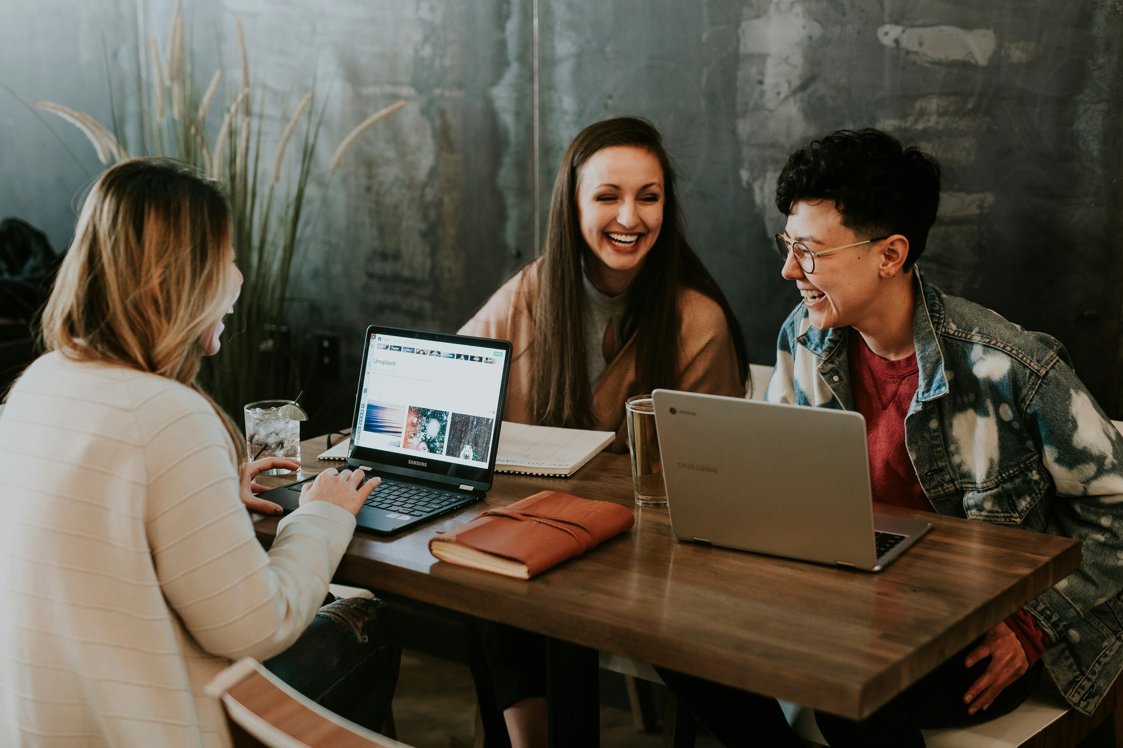 Equipo colaborando en un espacio de trabajo